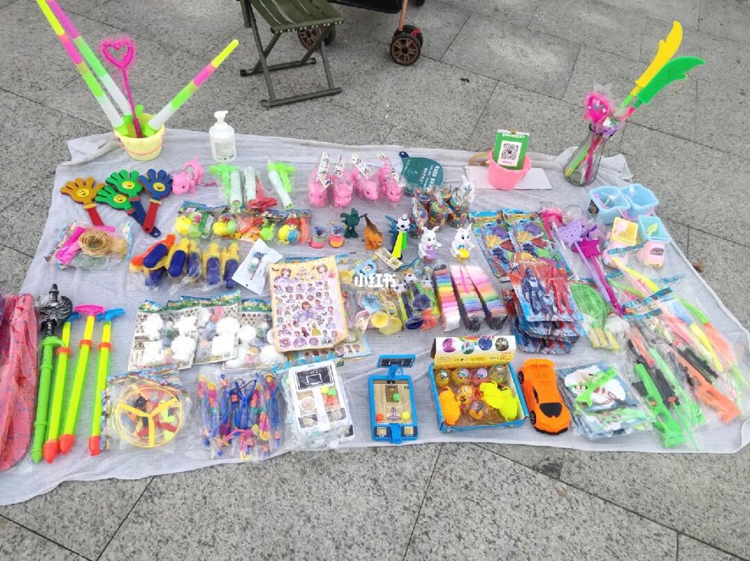 帶娃擺攤賣玩具 親子攜手開啟小小創業之旅